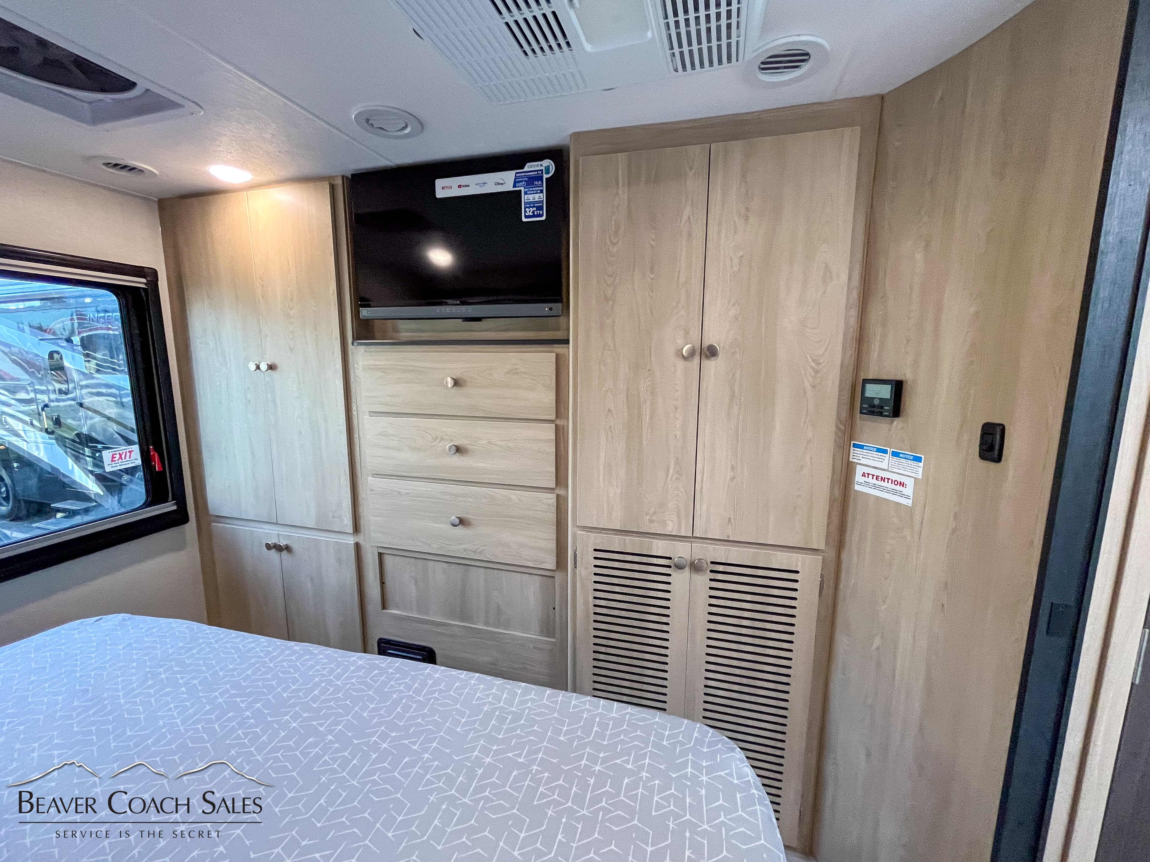 2025 Coachmen Concord 321DS - Thumbnail 14