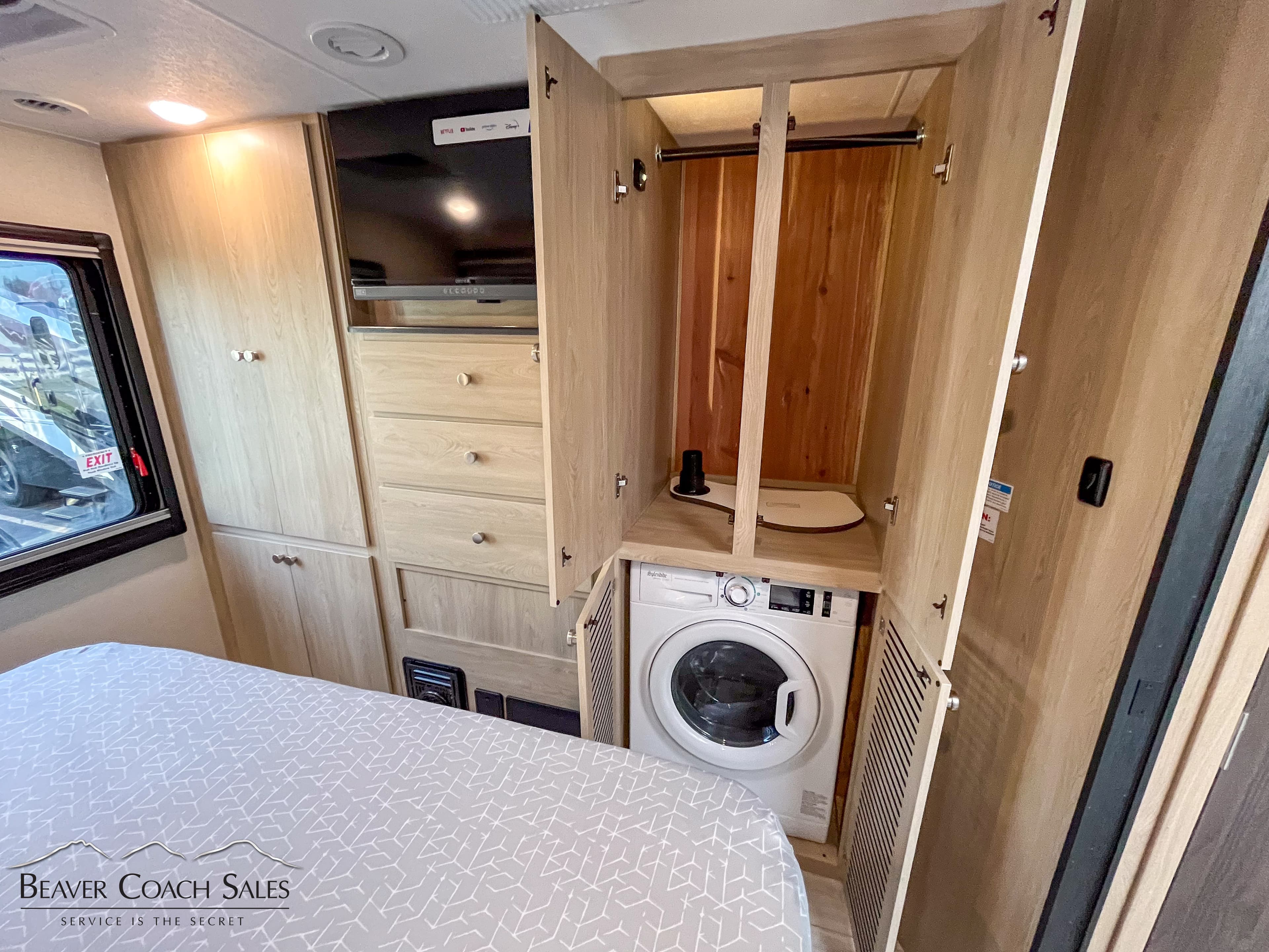 2025 Coachmen Concord 321DS - Thumbnail 15