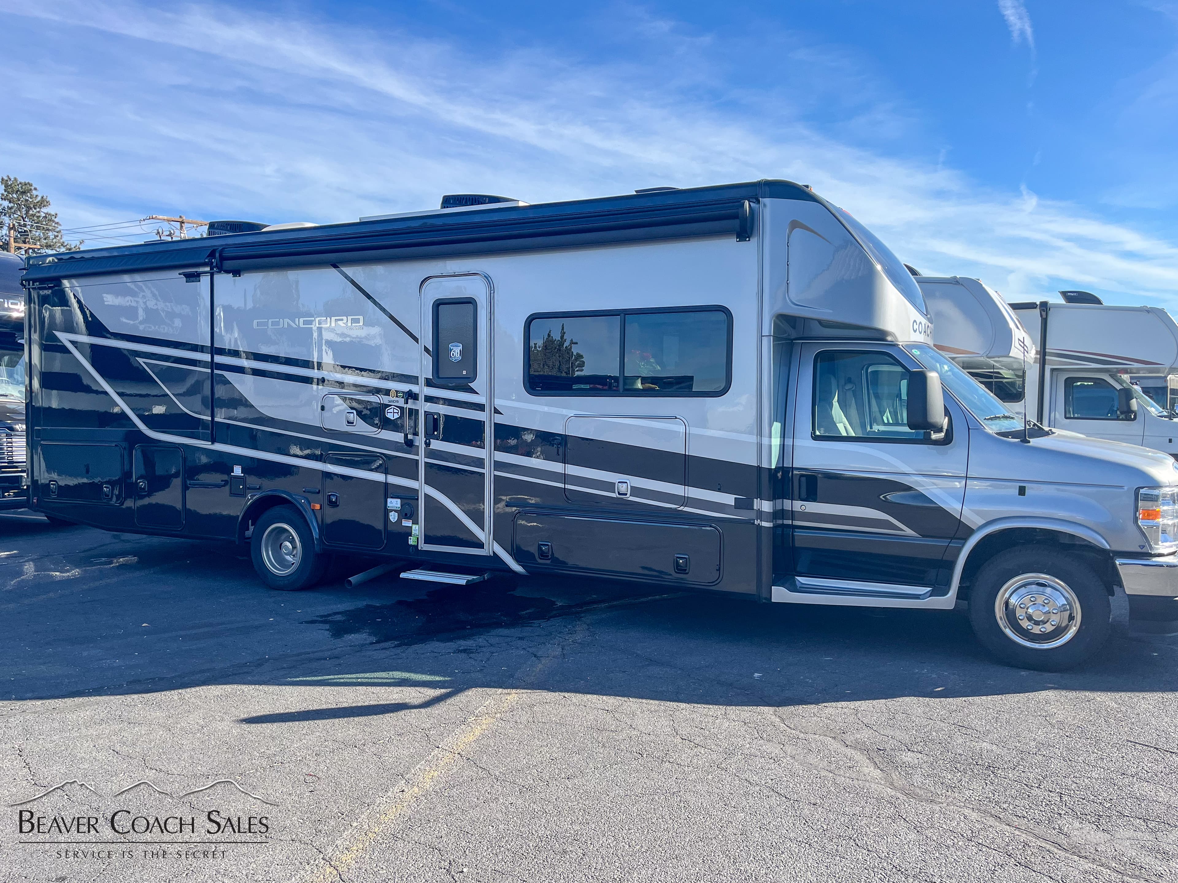 2025 Coachmen Concord 321DS - Thumbnail 3