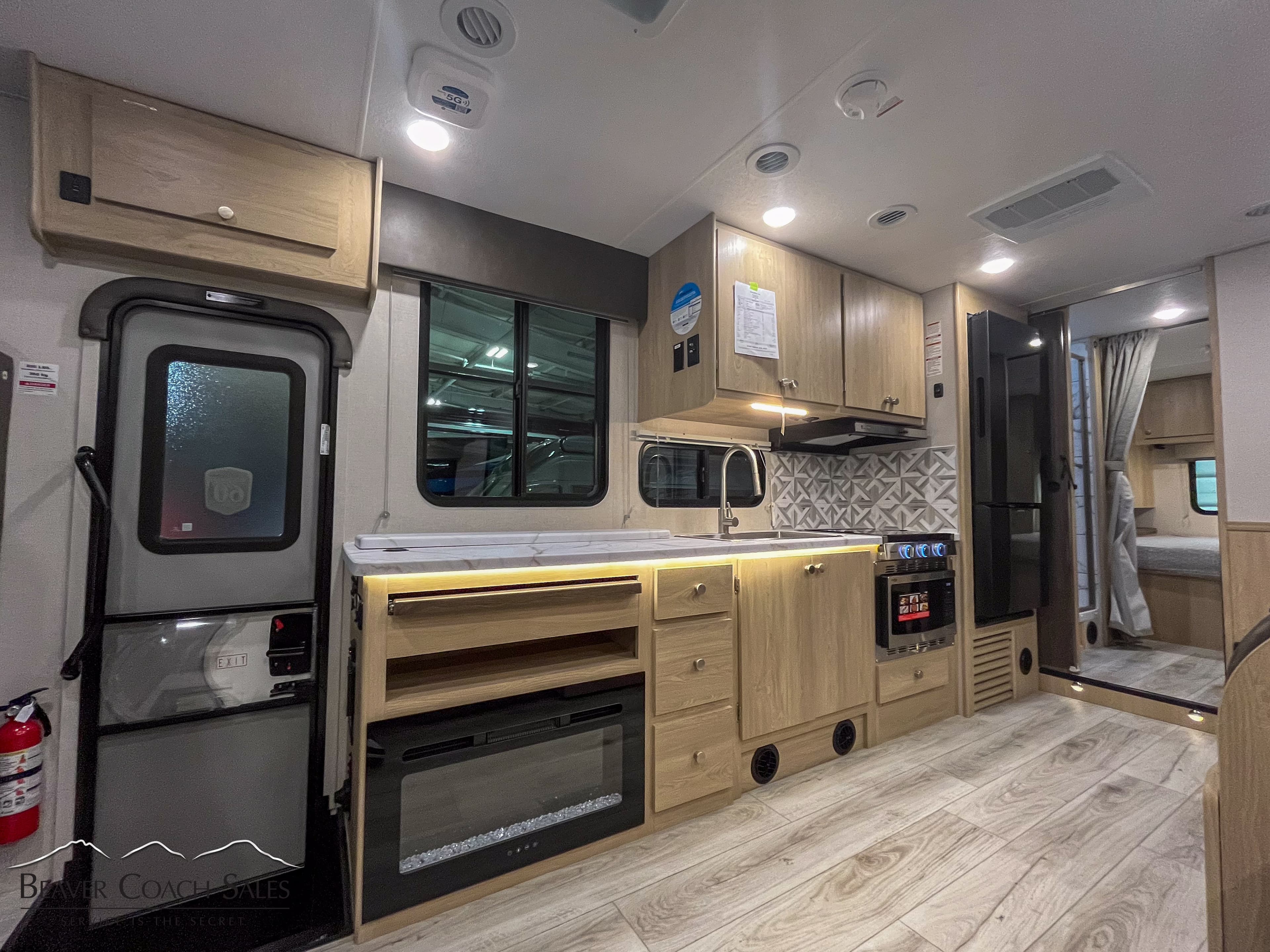 2025 Coachmen Leprechaun 319MB - Thumbnail 4