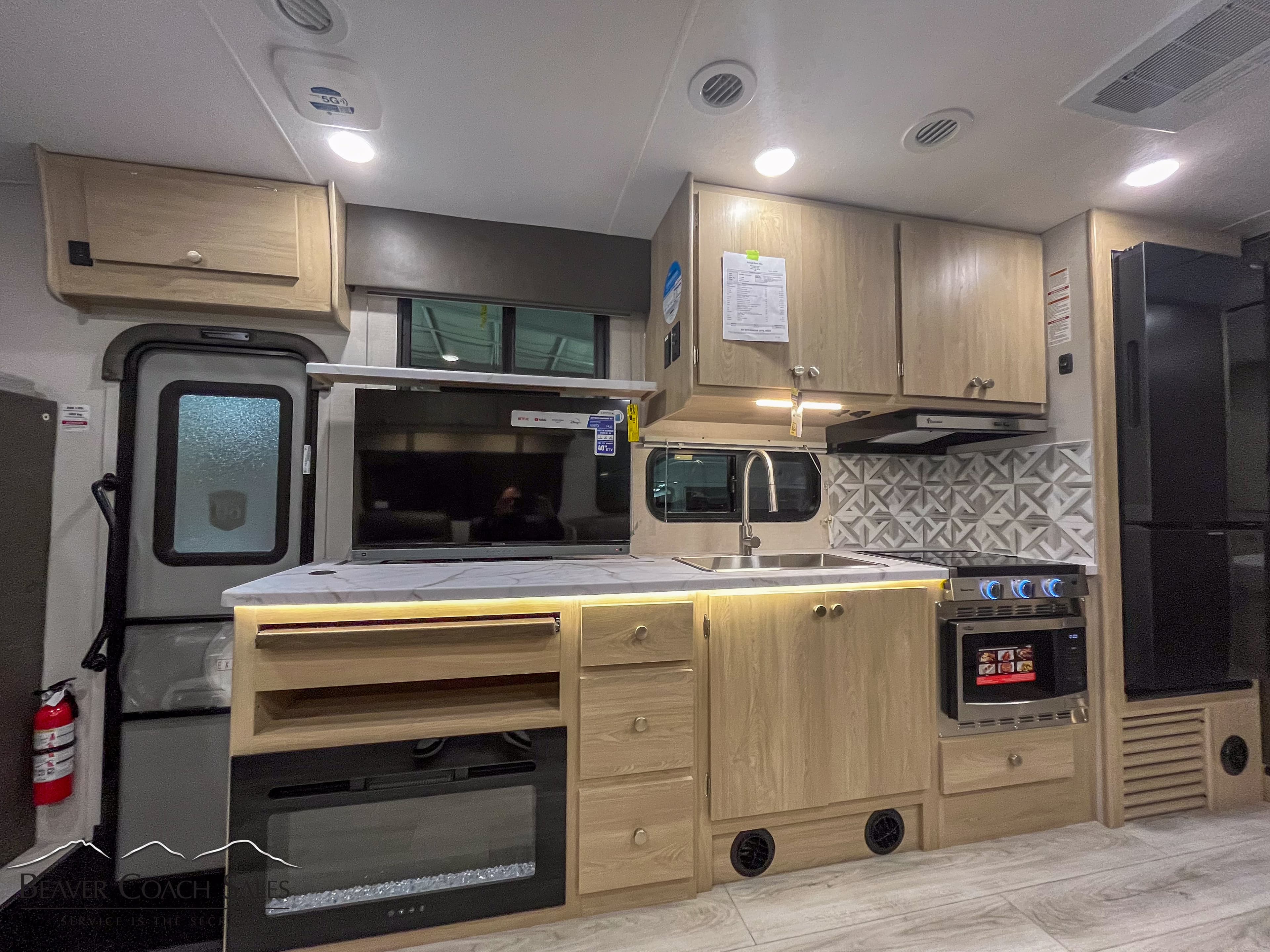 2025 Coachmen Leprechaun 319MB - Thumbnail 8