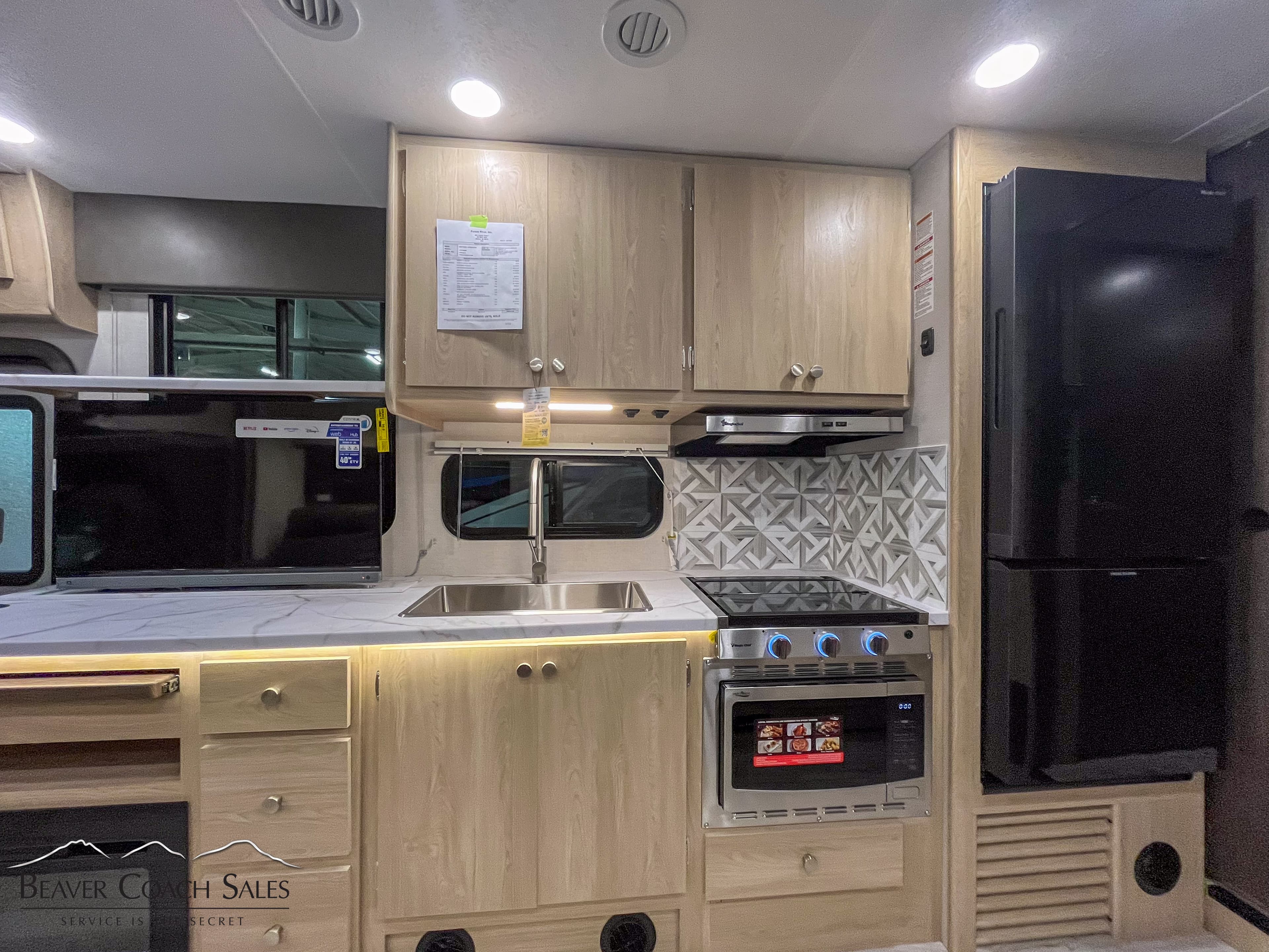 2025 Coachmen Leprechaun 319MB - Thumbnail 11