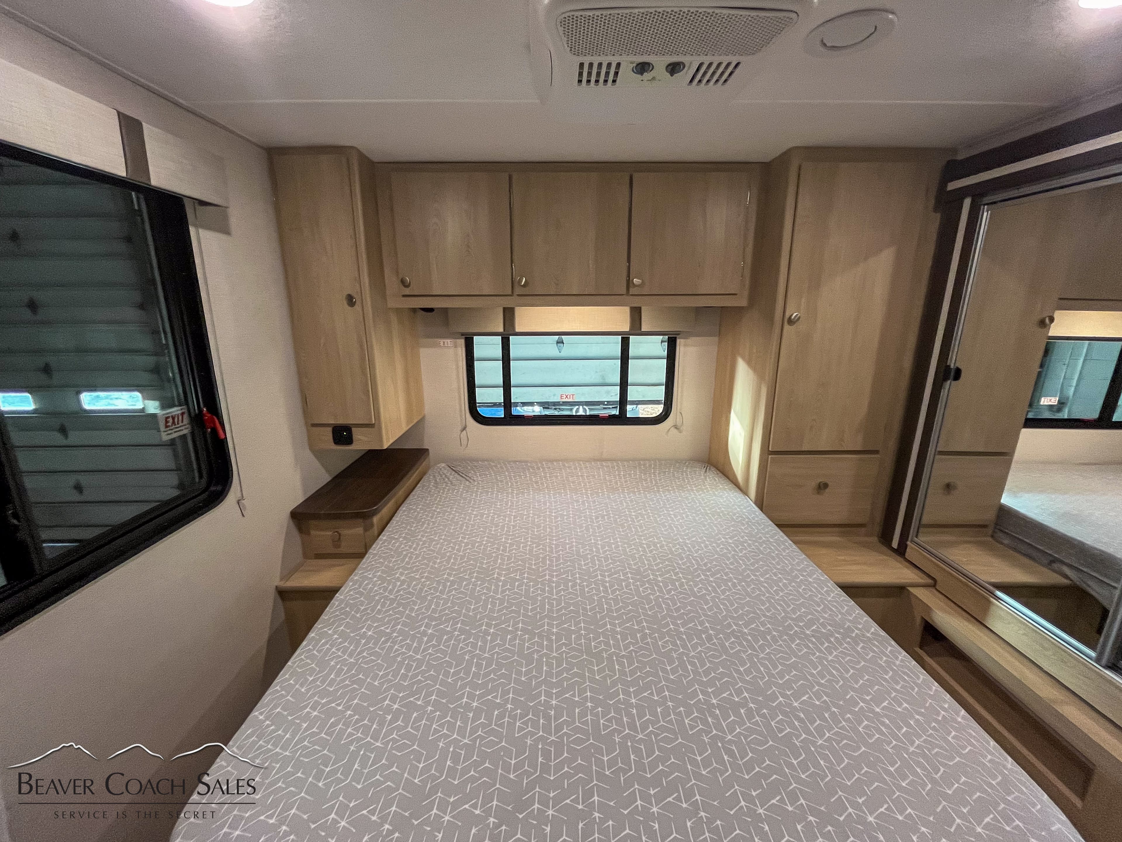 2025 Coachmen Leprechaun 319MB - Thumbnail 14