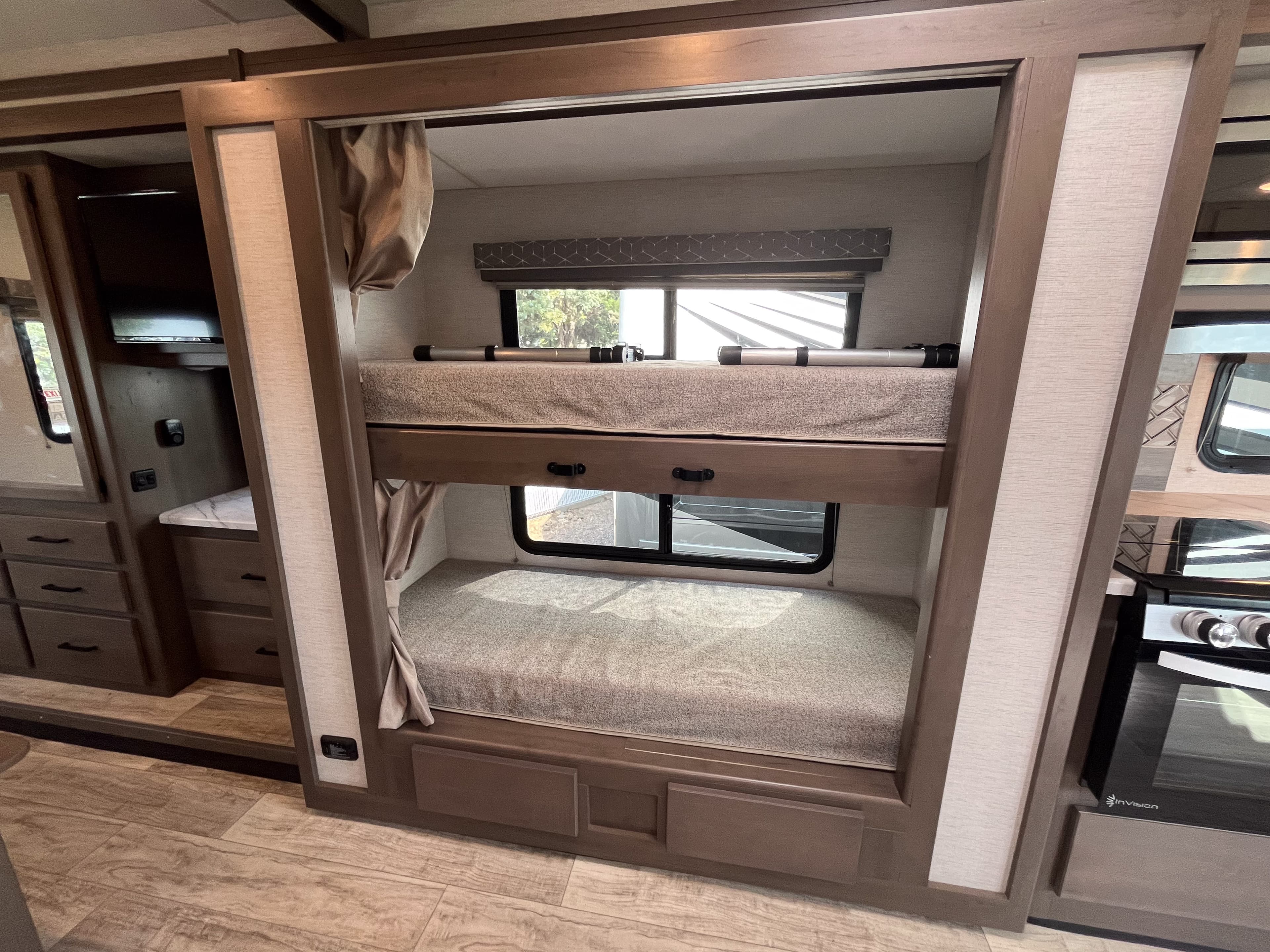 2025 Thor Freedom Traveler A32 - Thumbnail 16