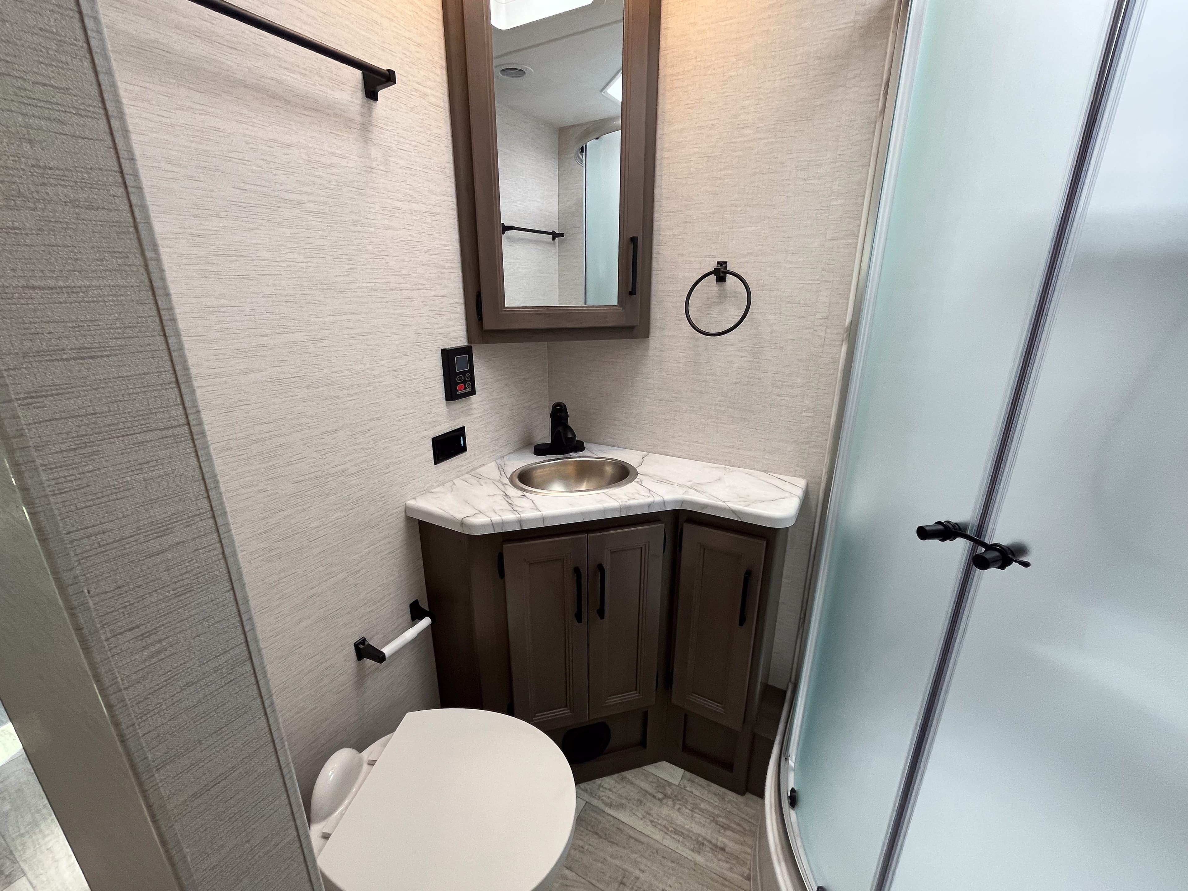 2025 Thor Freedom Traveler A32 - Thumbnail 18