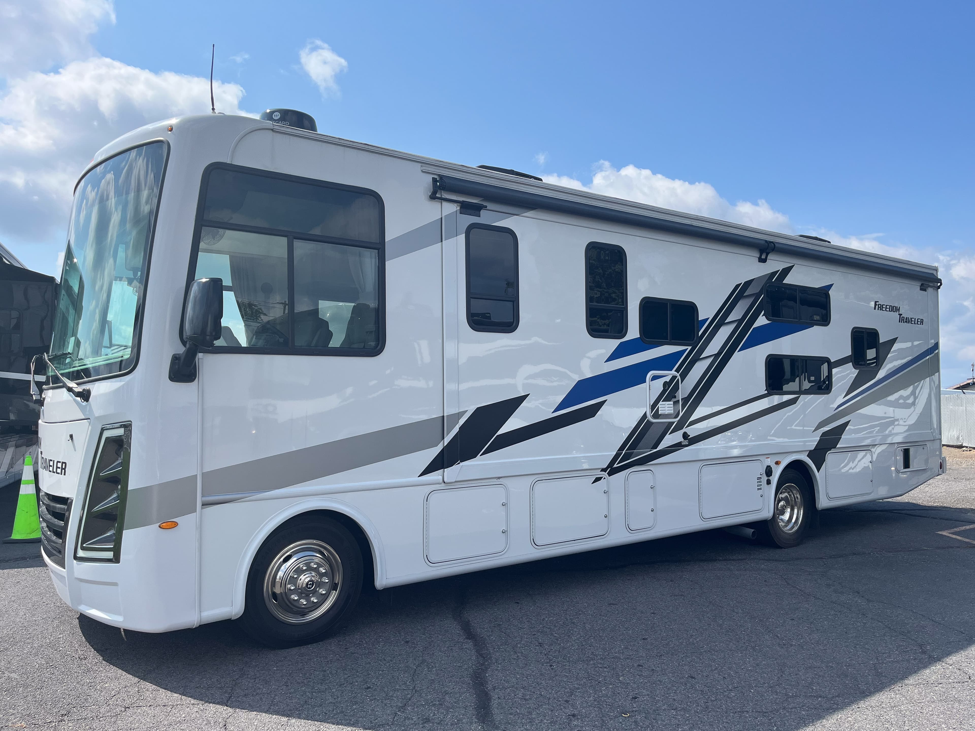 2025 Thor Freedom Traveler A32 - Thumbnail 2