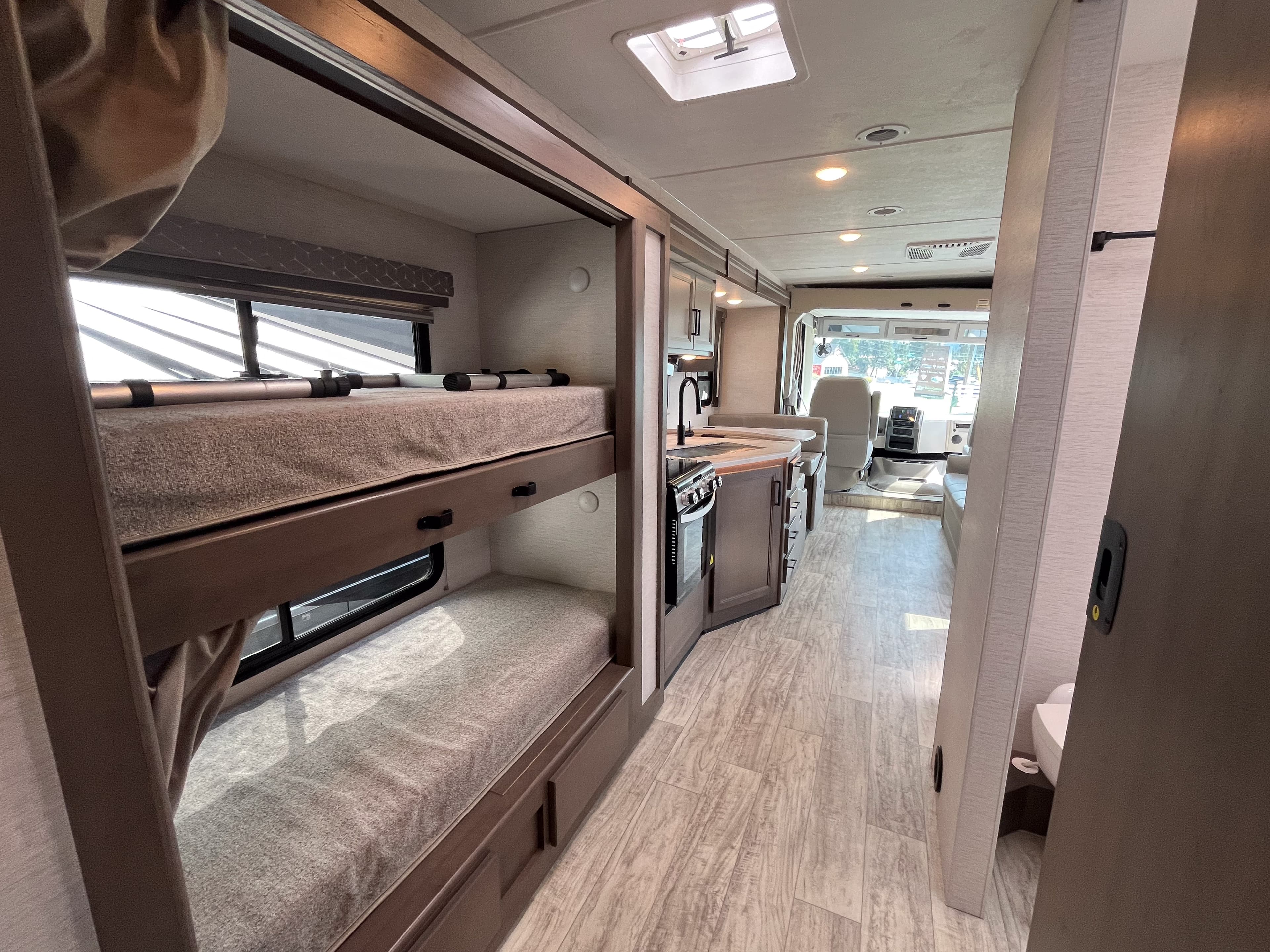 2025 Thor Freedom Traveler A32 - Thumbnail 21