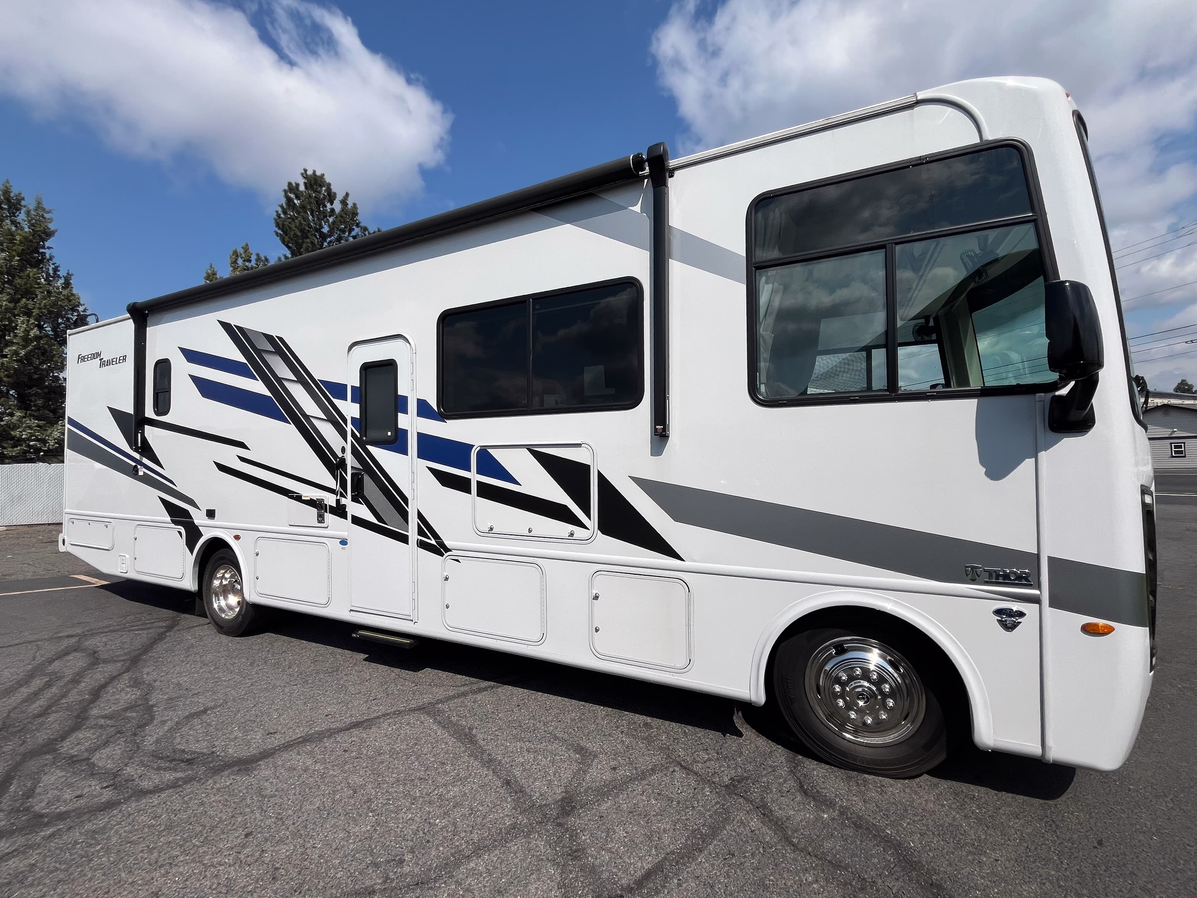 2025 Thor Freedom Traveler A32 - Thumbnail 3