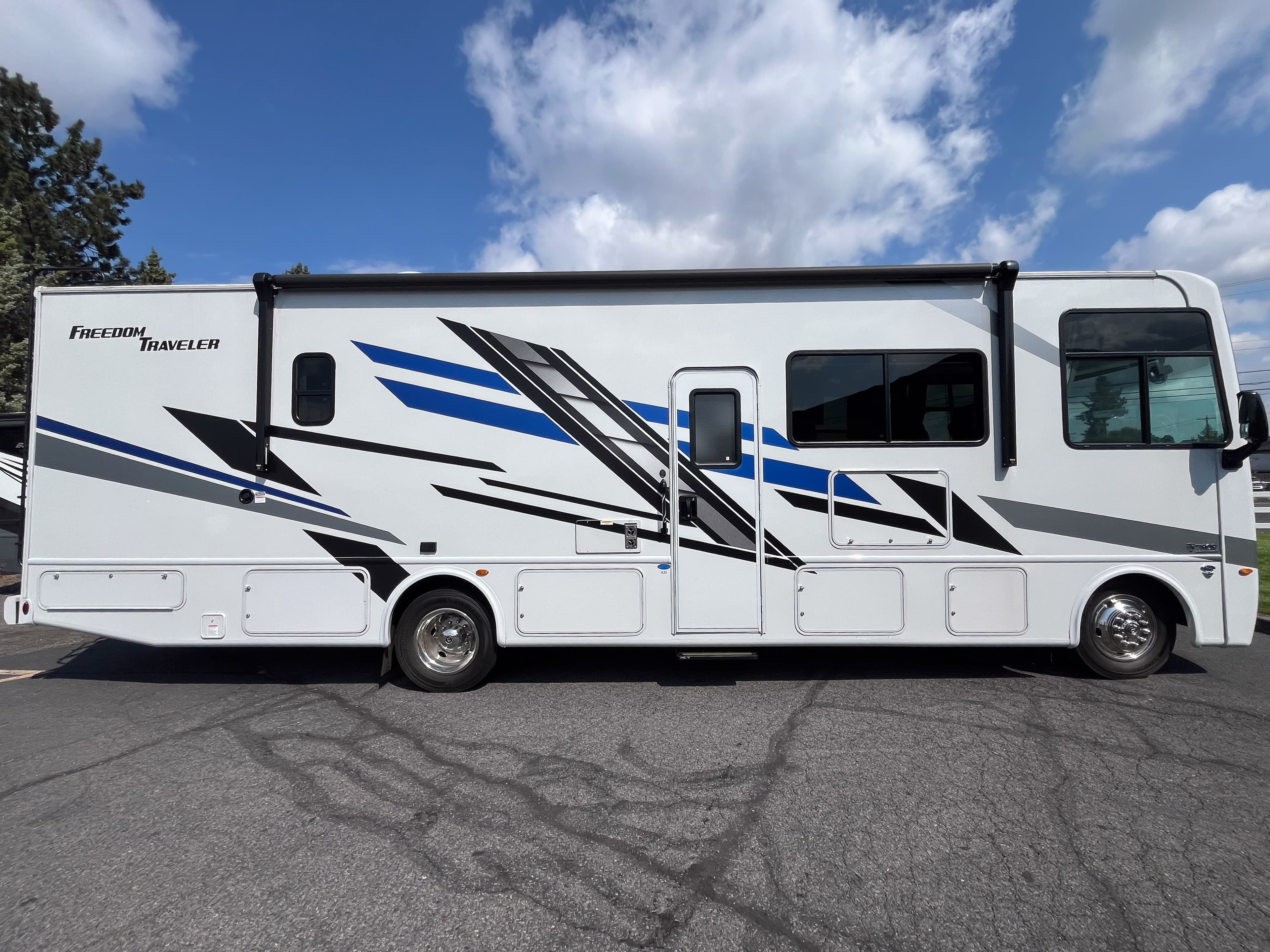 2025 Thor Freedom Traveler A32 - Thumbnail 4