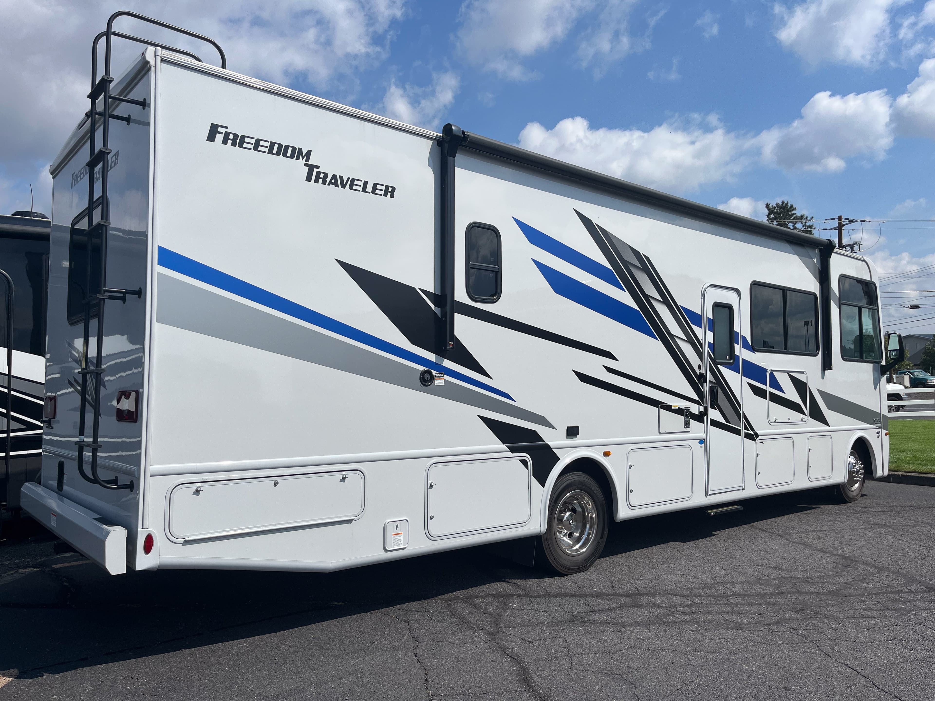 2025 Thor Freedom Traveler A32 - Thumbnail 5