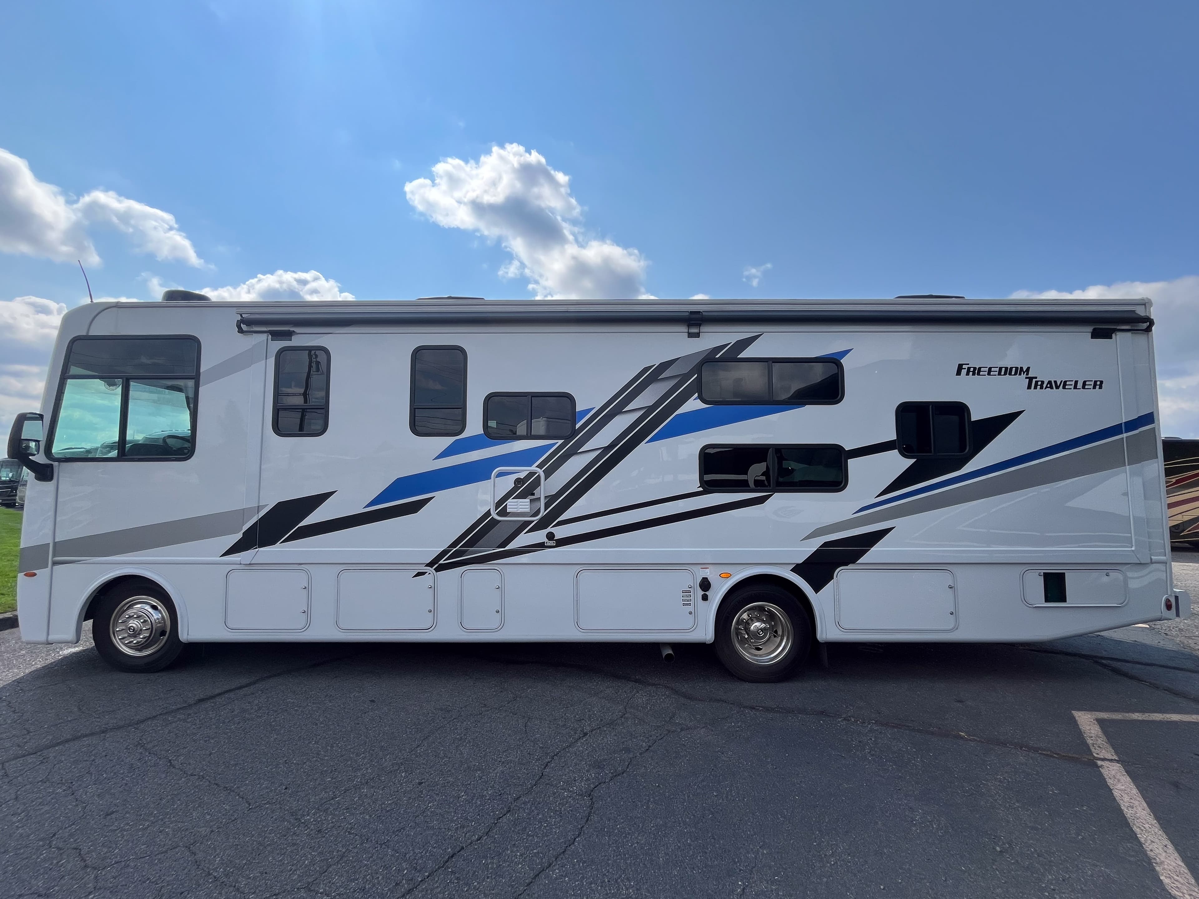 2025 Thor Freedom Traveler A32 - Thumbnail 8