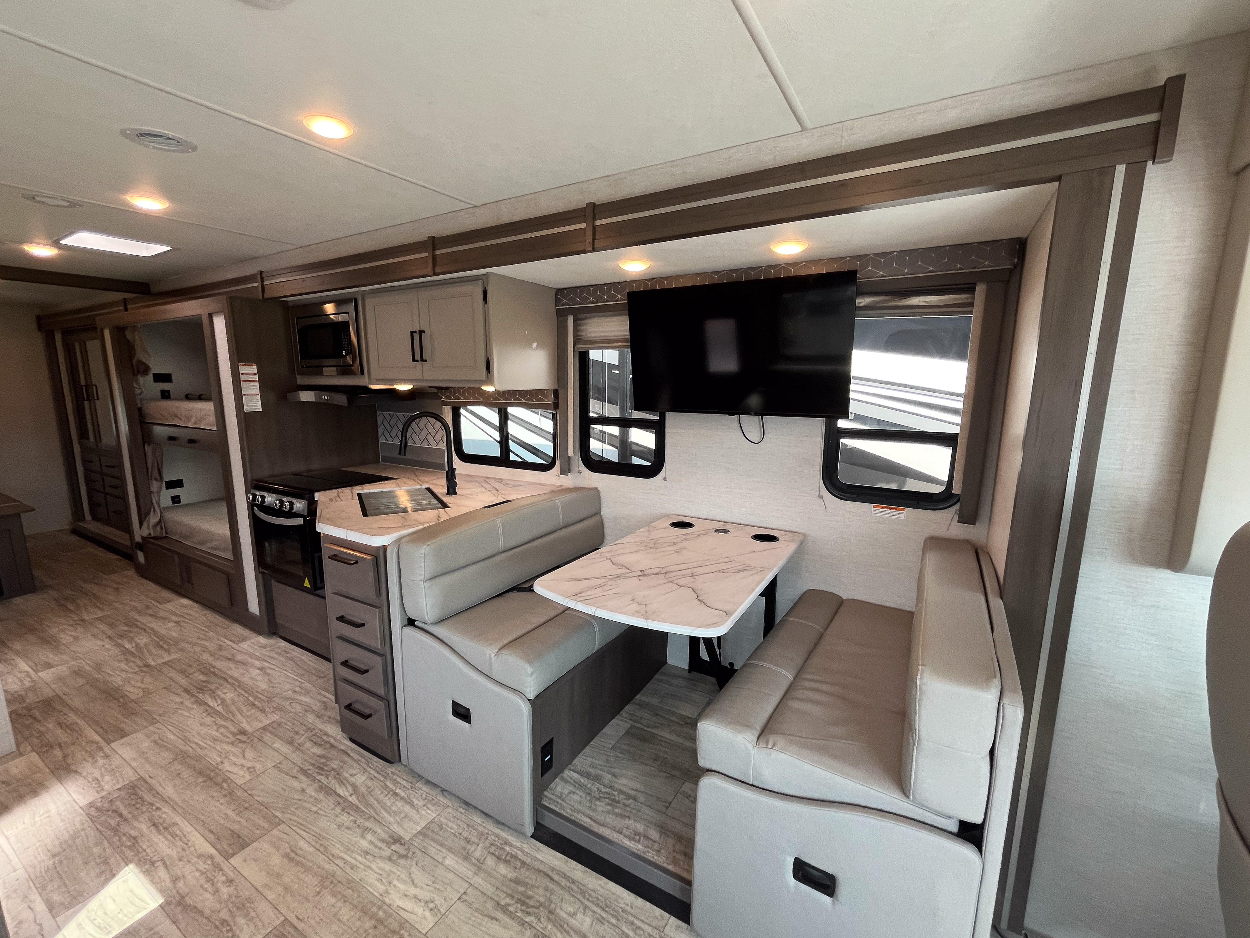 2025 Thor Freedom Traveler A32 exterior photo