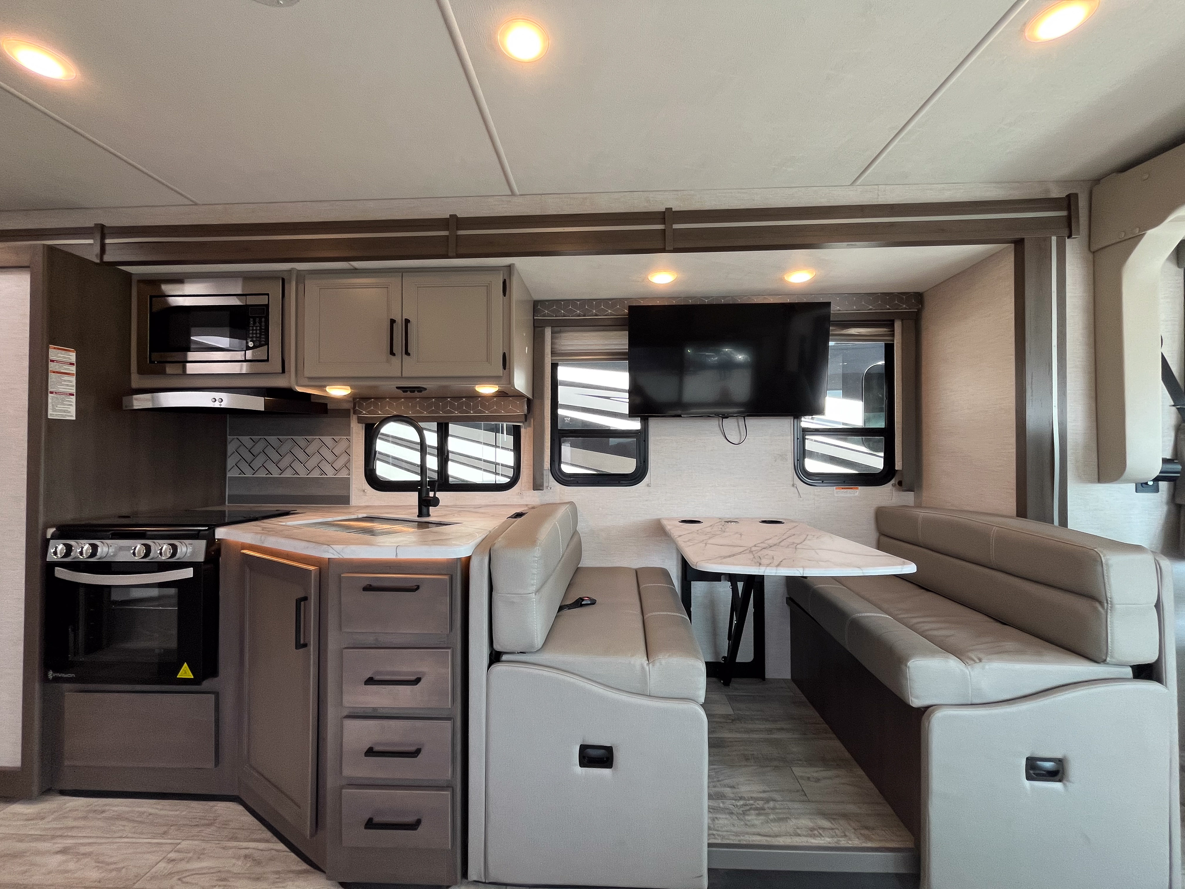 2025 Thor Freedom Traveler A32 exterior photo