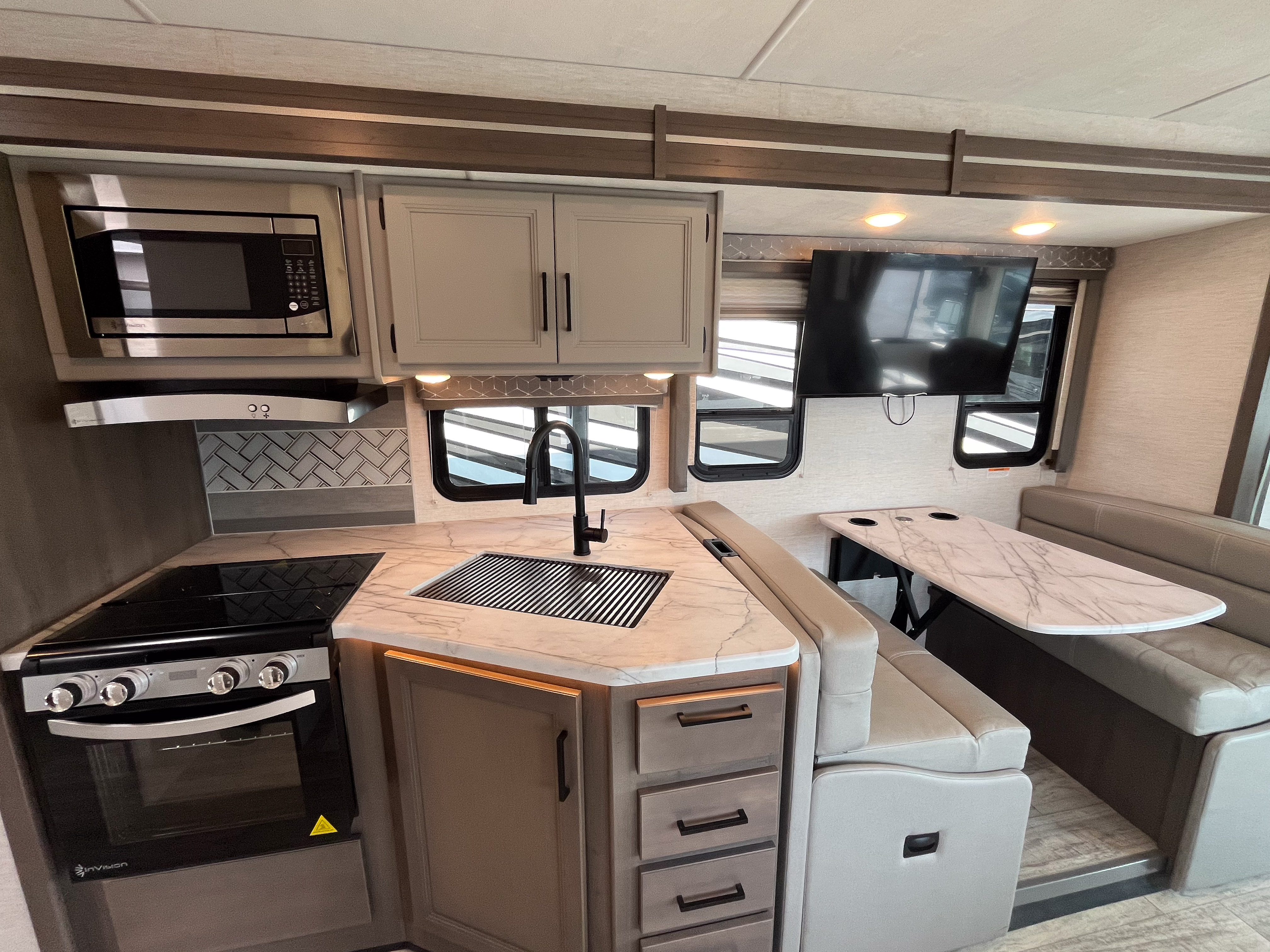 2025 Thor Freedom Traveler A32 exterior photo